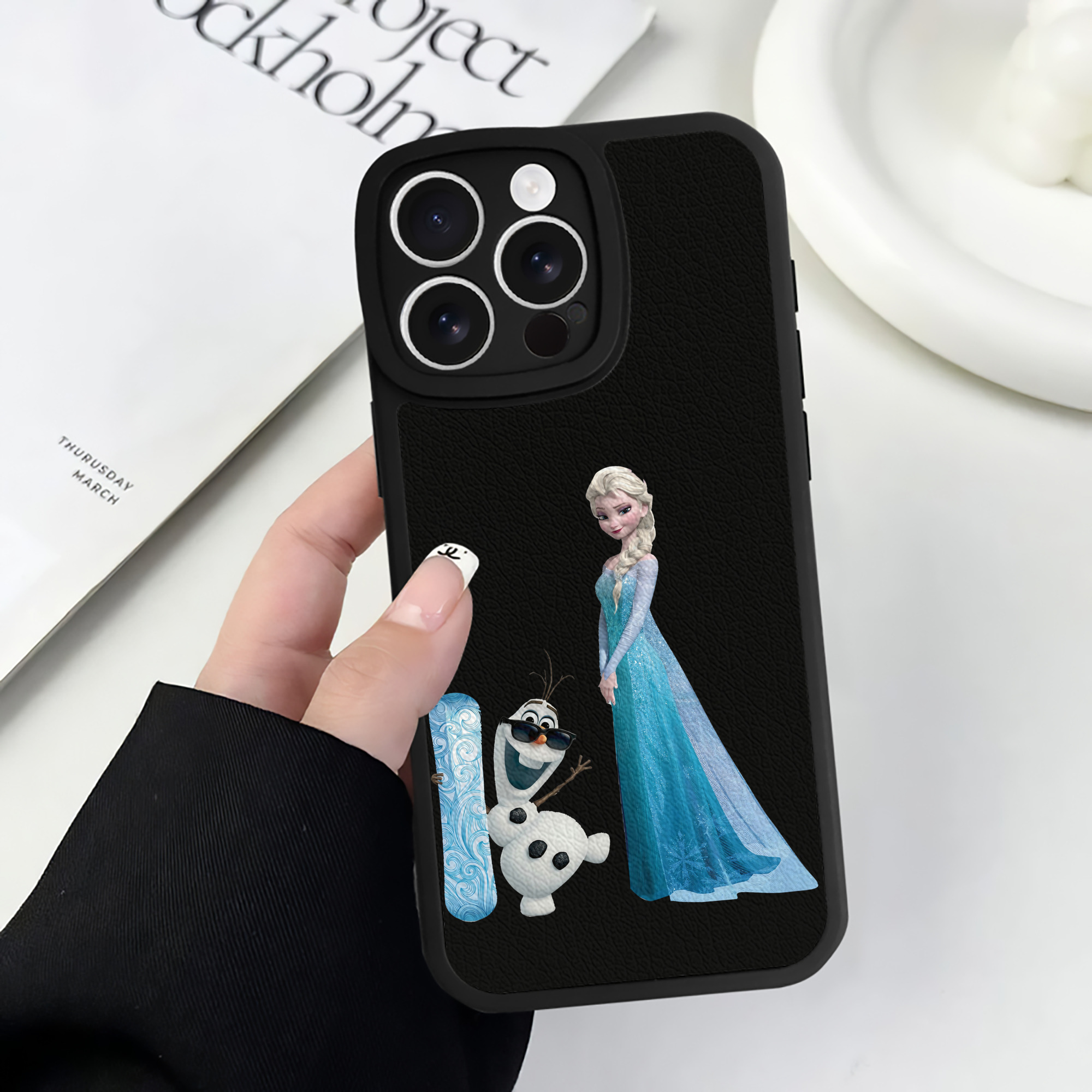 （画像用） アナと雪の女王 アンナ エルサ Frozen Anna Elsa 【iPhone 16シリーズ対応】シリコンスマホケース（レザー調） 材質：シリコン